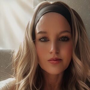 Aprielle Headband with Bangs (Dark Honey Blend) Petite